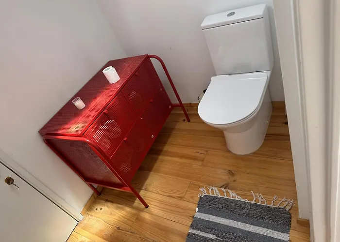 Privativo Com Varanda Em Alges, Lisboa * Algés