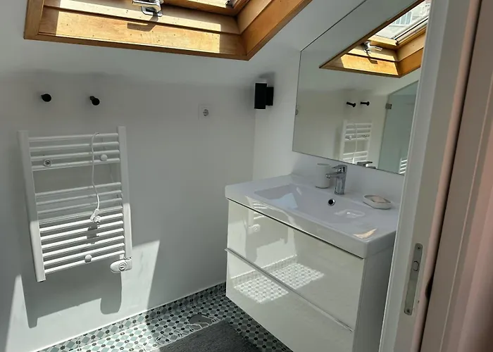 Privativo Com Varanda Em Alges, Lisboa * Algés