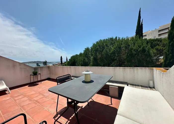 Privat bolig Privativo Com Varanda Em Alges, Lisboa