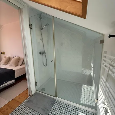 Homestay Privativo Com Varanda Em Alges, Lisboa *